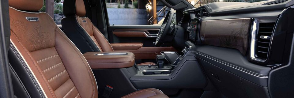 IMMERSE YOURSELF IN THE DELUXE ALPINE UMBER INTERIOR, FEATURED IN THE 2022 SIERRA 1500 DENALI ULTIMATE