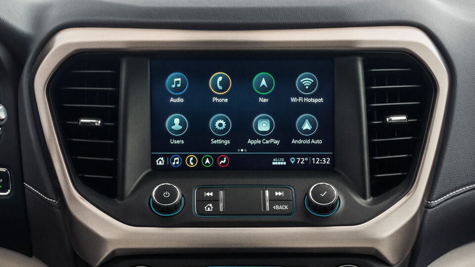  2020 GMC Acadia Denali Luxury SUV: نظام المعلومات والترفيه والتحكم في المناخ