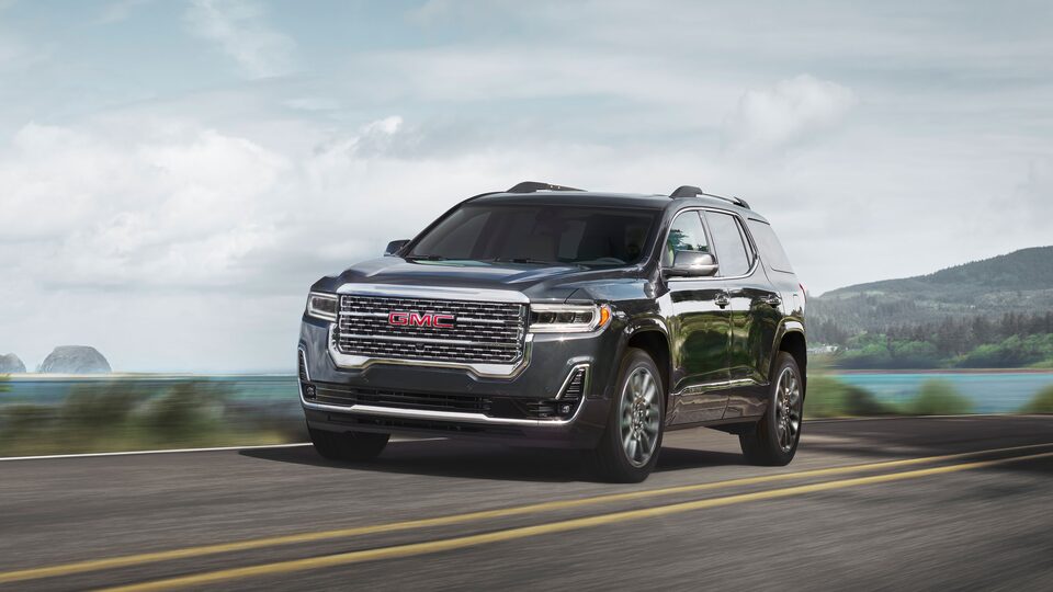  2020 GMC Acadia Denali Luxury SUV: القيادة ذات المناظر الخلابة