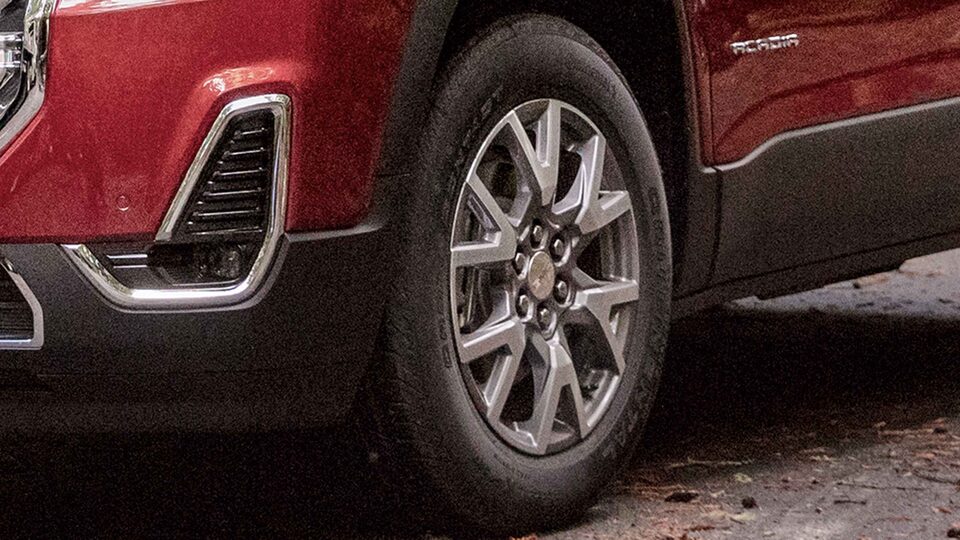 2021 GMC Acadia Mid-Size SUV Wheel Close up
