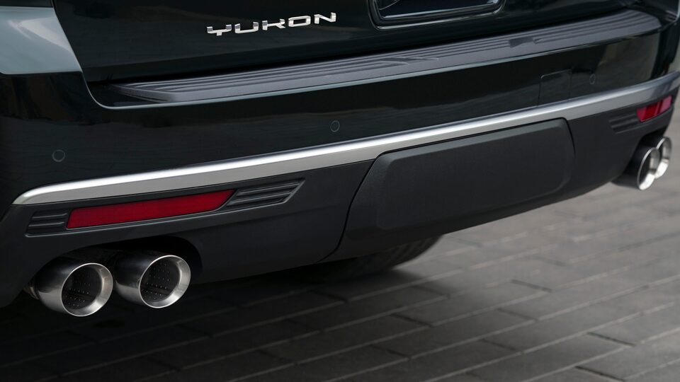 2021 GMC Yukon Full size SUV Exterior Rear Exhaust System