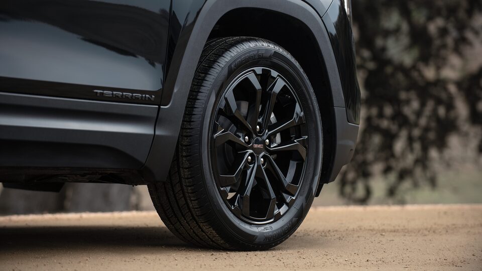 2022 GMC Terrain SLE/SLT Small SUV Wheel Close Up