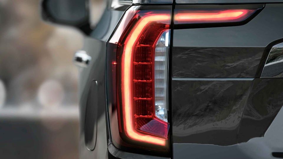 2022 GMC Yukon Denali Luxury Full-Size SUV Tail Light