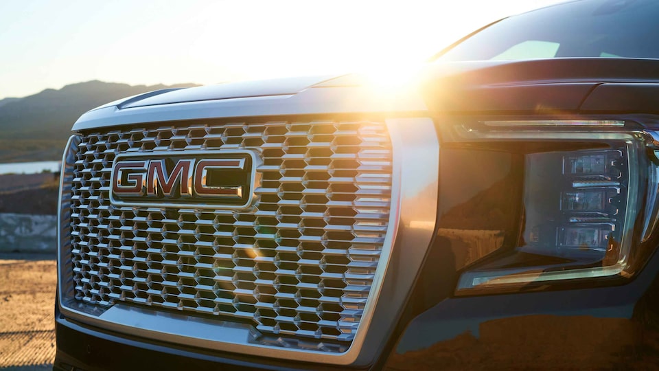 2022 GMC Yukon Denali Luxury Full-Size SUV Front Grille