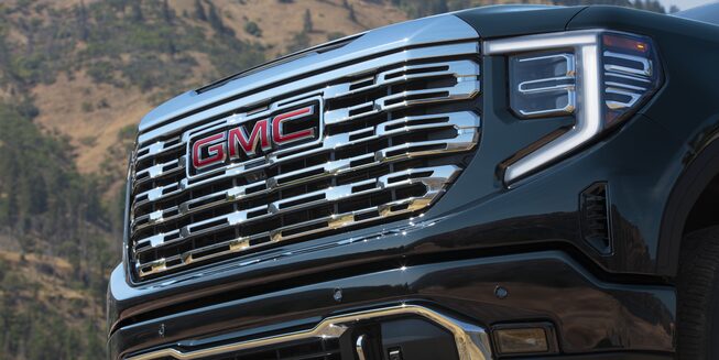 The Beautifully Designed Chrome Grill & Technologically Advanced Headlights of the GMC Sierra Denali