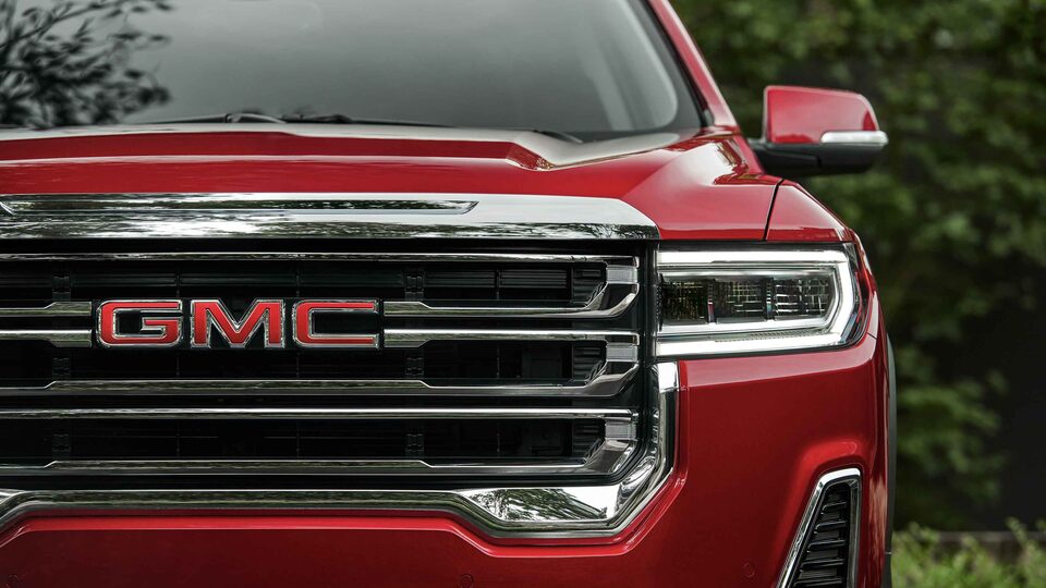 Head-On View of the new GMC Acadia SLT/SLE Grille Parked 
