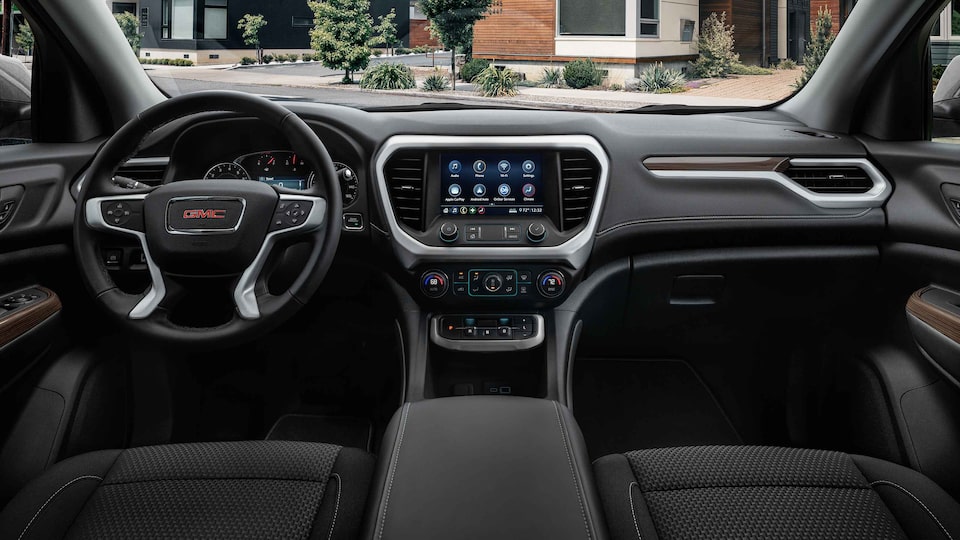 Steering Wheel, Heads-Up Display, And Infotainment System on the GMC Acadia 
