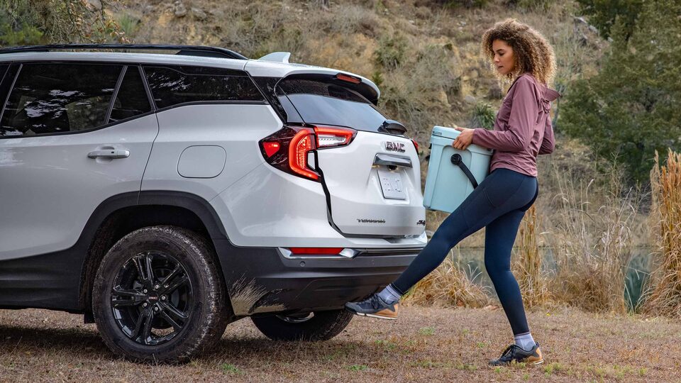 Women Holding Basket Waving Her Foot under Trunk for Hands-Free Assistance on the GMC Terrain AT4