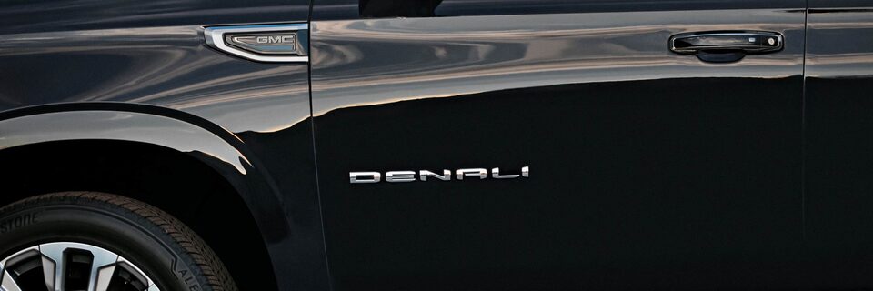 2021 GMC Yukon Full size SUV Front Grille View