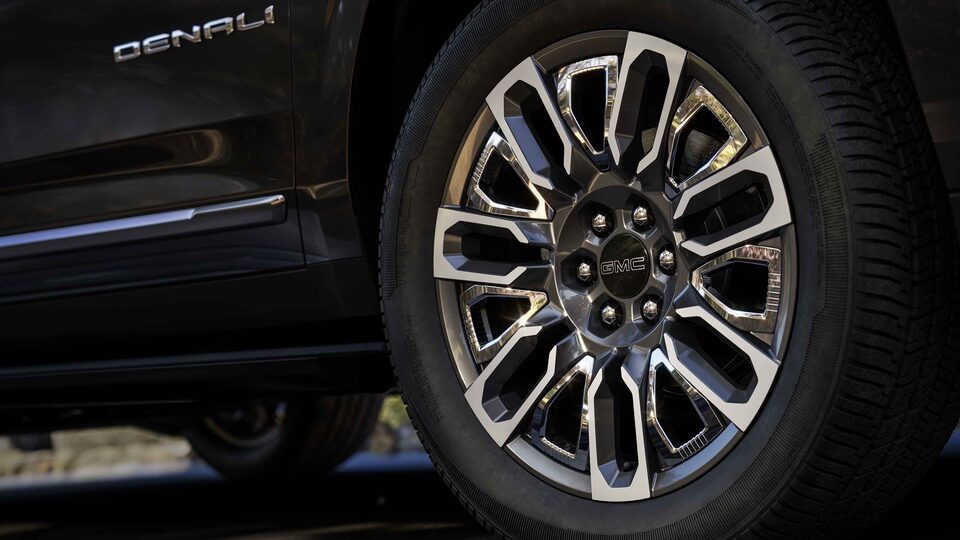 Jet Black Yukon Denali With Machined Aluminum Rims With Carbon Grey Metallic Accents
