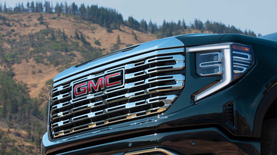 The Imposing Fascia Design on the Iconic Denali Chrome Grille