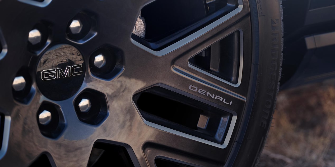 Close-up of the Premium 24 Inch Wheels on the GMC Yukon