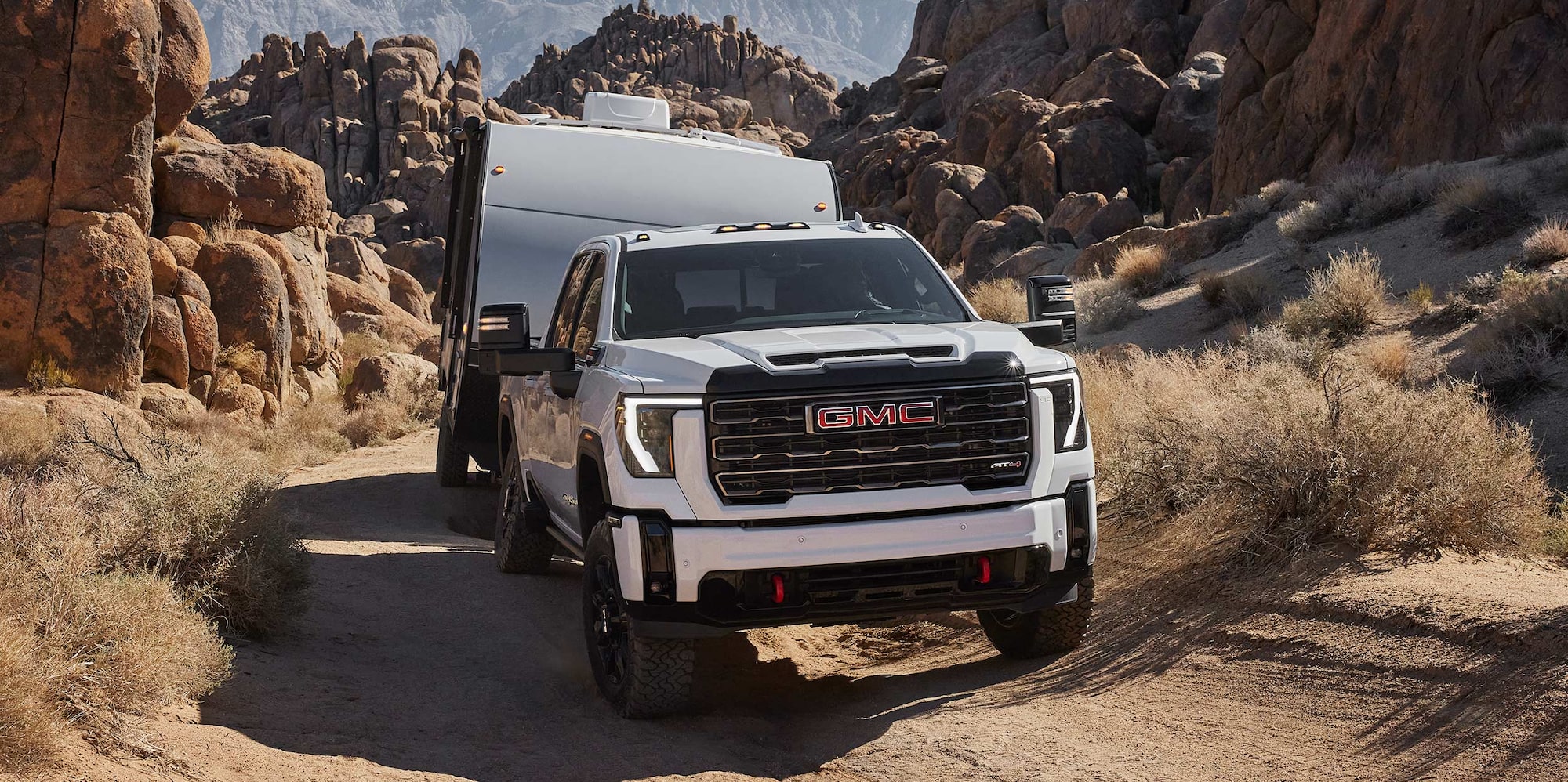 GMC Sierra HD AT4X с прицепом