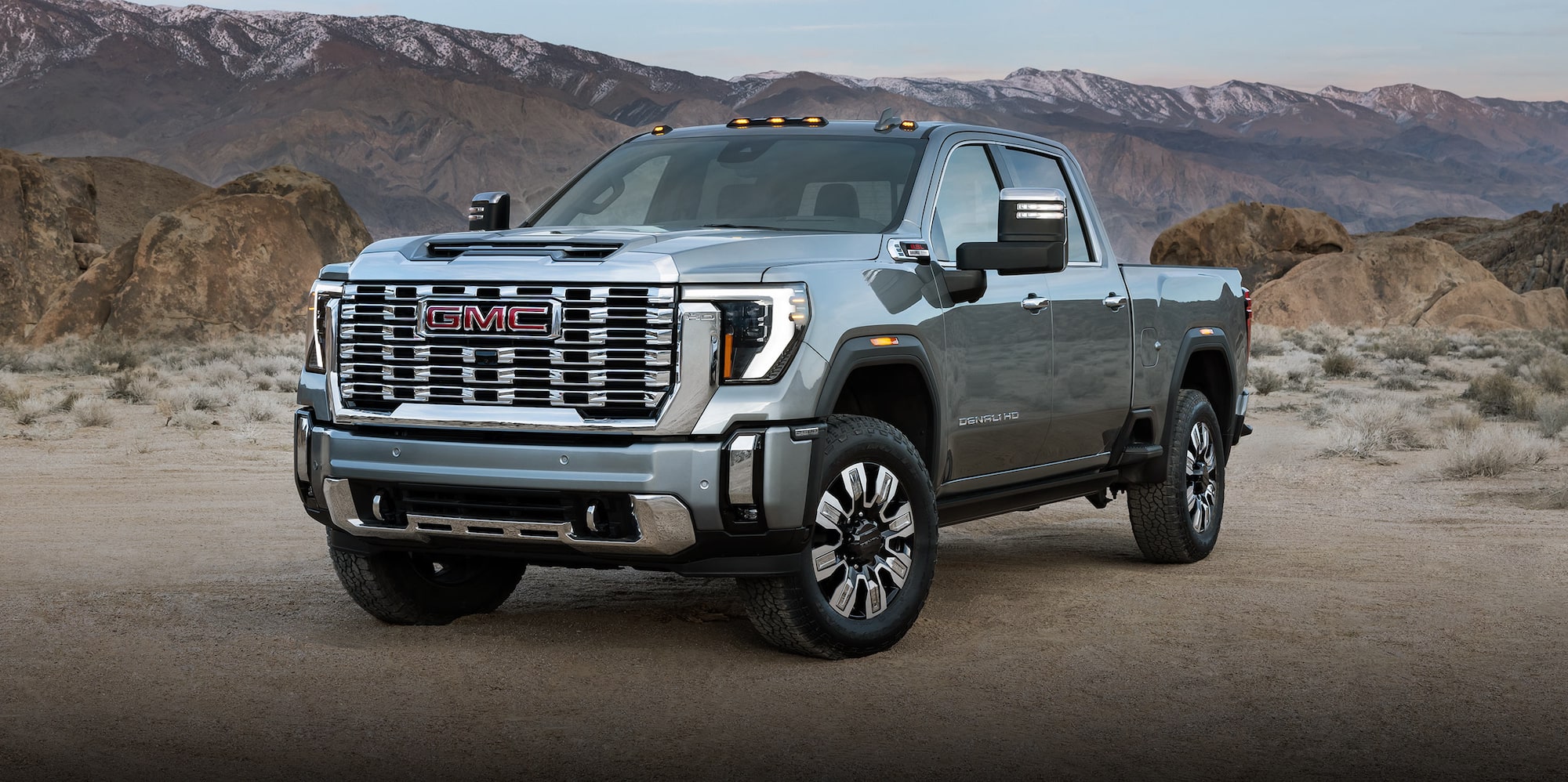GMC Sierra HD Denali 2027 серебристого цвета