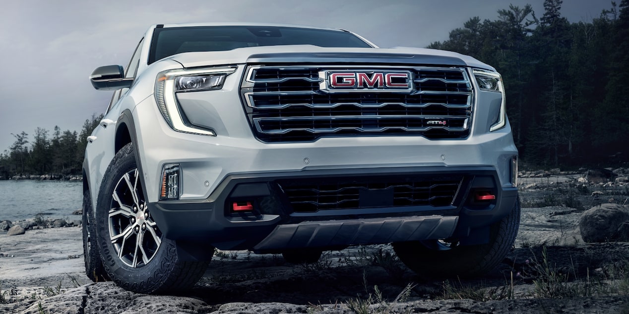 close up on the chrome and black accented AT4 Acadia grill