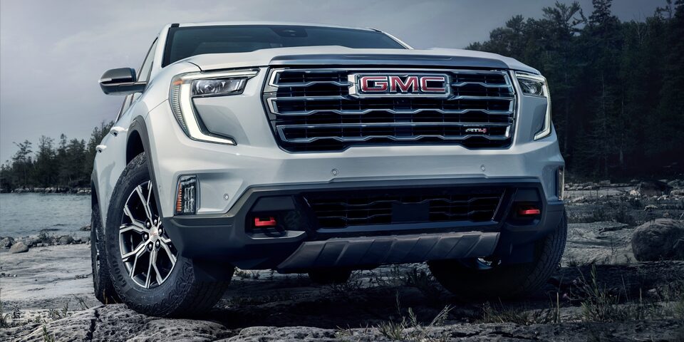 Close-Up on the Front Grille and Exterior of the 2024 GMC Acadia AT4