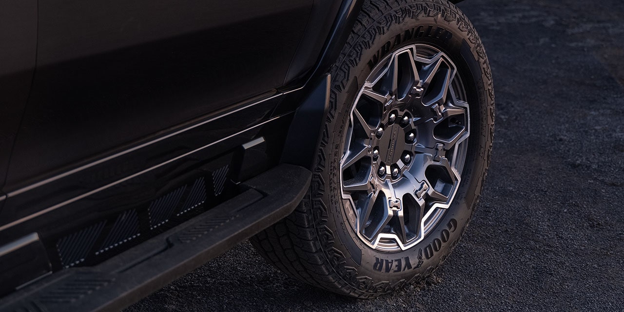 Close-up View of the 22" Premium Finish Aluminum Wheels on the 2026 GMC HUMMER EV