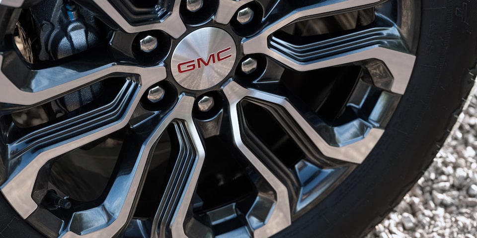 Close-Up on the GMC Canyon Denali 20" Diamond-Cut Aluminum Wheel